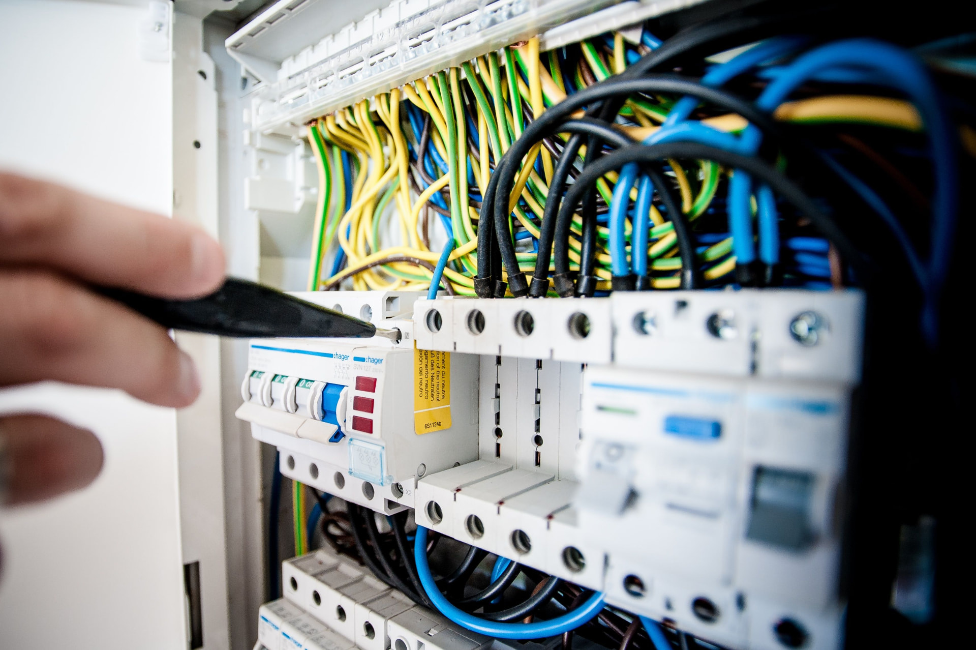 Trabajo de instalación y mantenimiento en un cuadro eléctrico